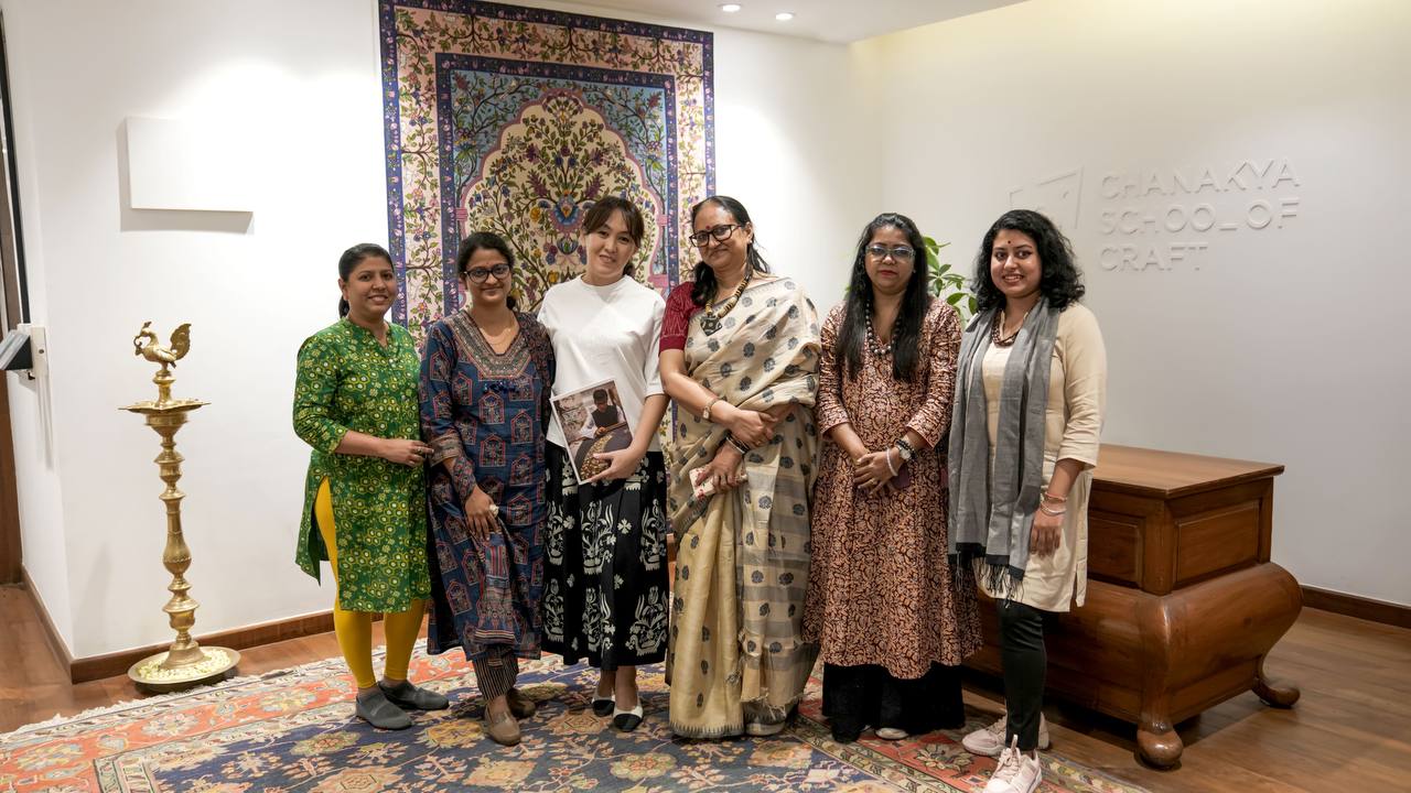 During their visit to India, representatives of the Art and Culture Development Foundation, together with Uzbek embroiderer Madina Kasimbayeva, visited the Chanakya Handicrafts School in Mumbai