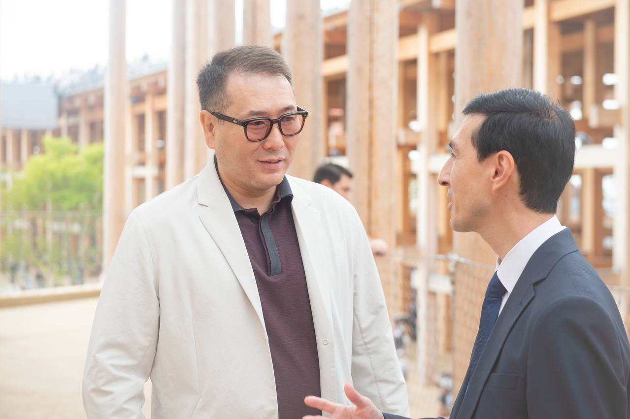 Kazakhstan Trade Minister Arman Shakkaliev Visits Uzbekistan Pavilion at Expo 2025