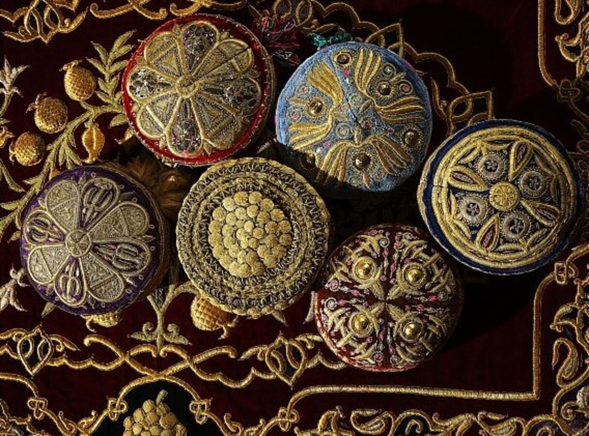 ON THE ROADS TO SAMARKAND. Wonders of Silk and Gold