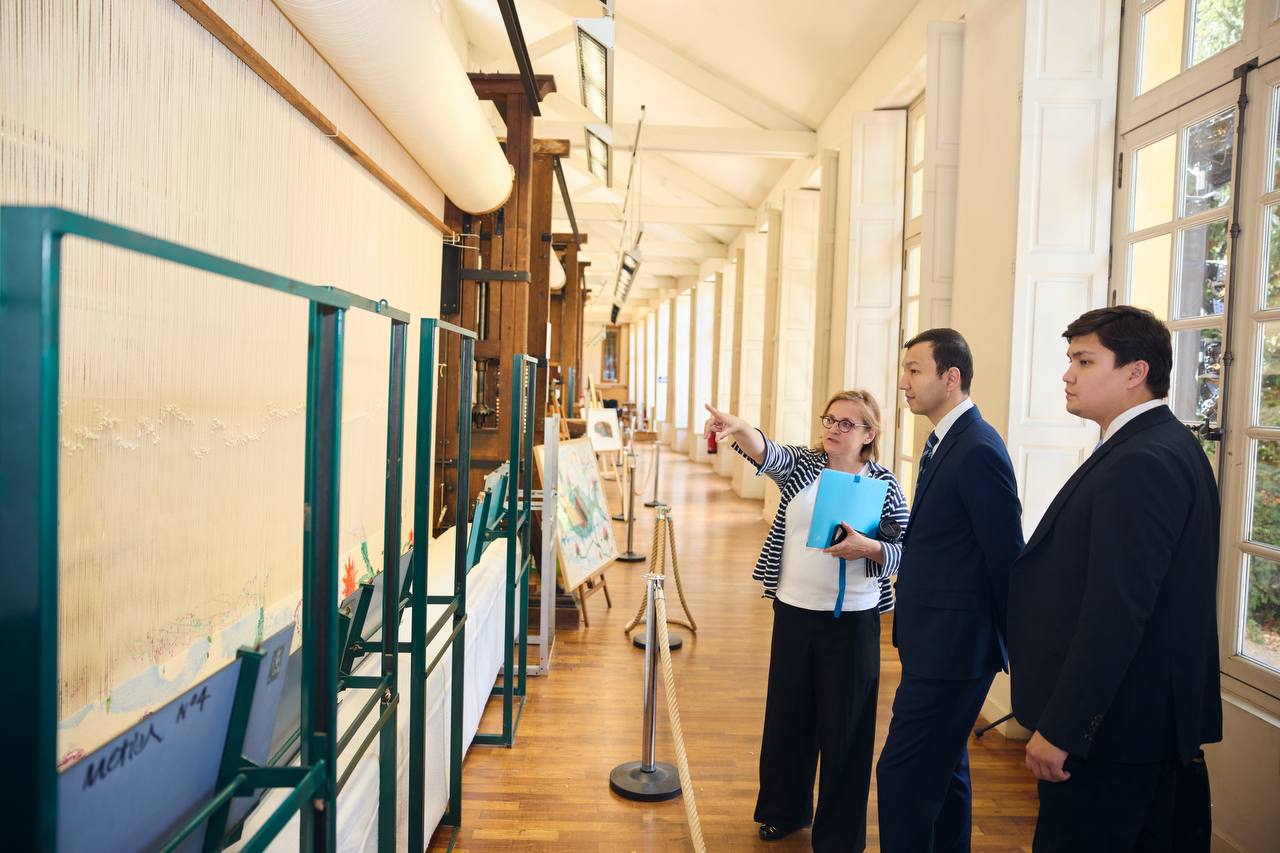 Foundation delegation visits Manufactures nationales – Sèvres & Mobilier national