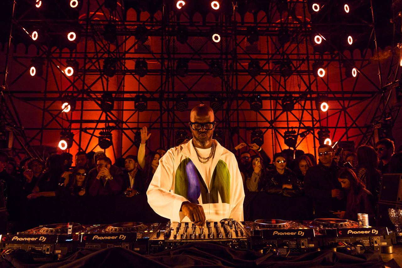 black-coffee-lights-up-khiva-with-an-unforgettable-show